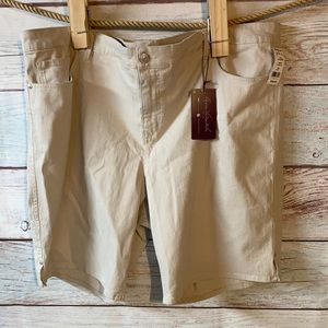 COPY - 24W Gloria Vanderbilt 5 pocket style tan shorts..